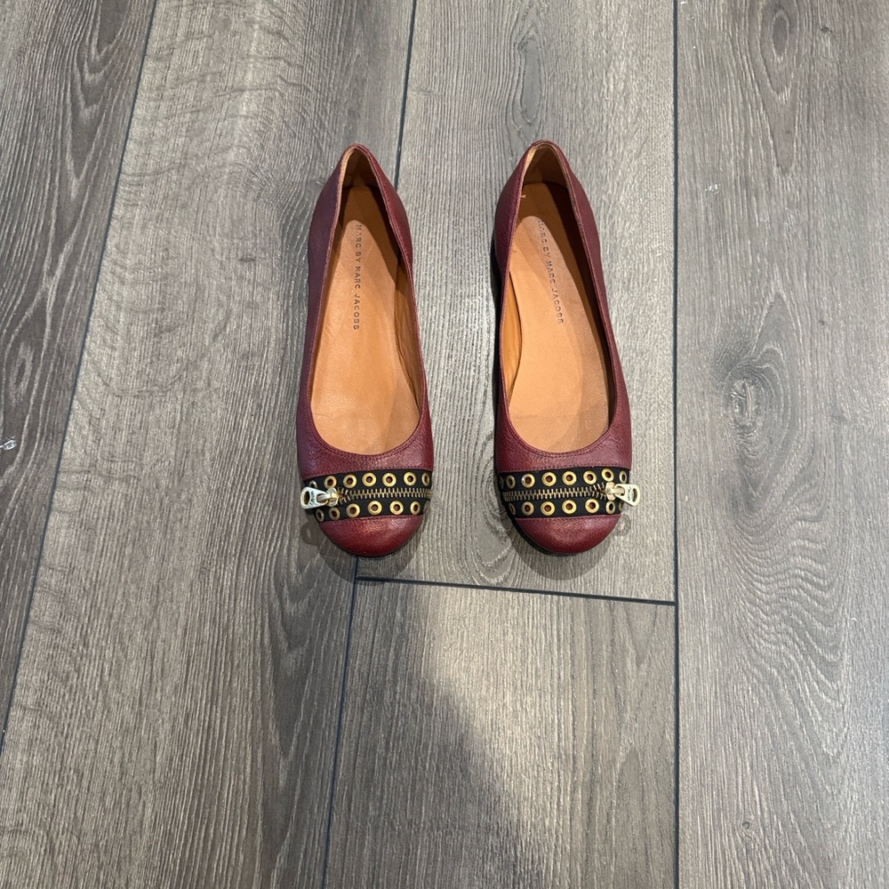 Marc Jacobs Maroon Flats with Gold Details - Picture 7 of 7